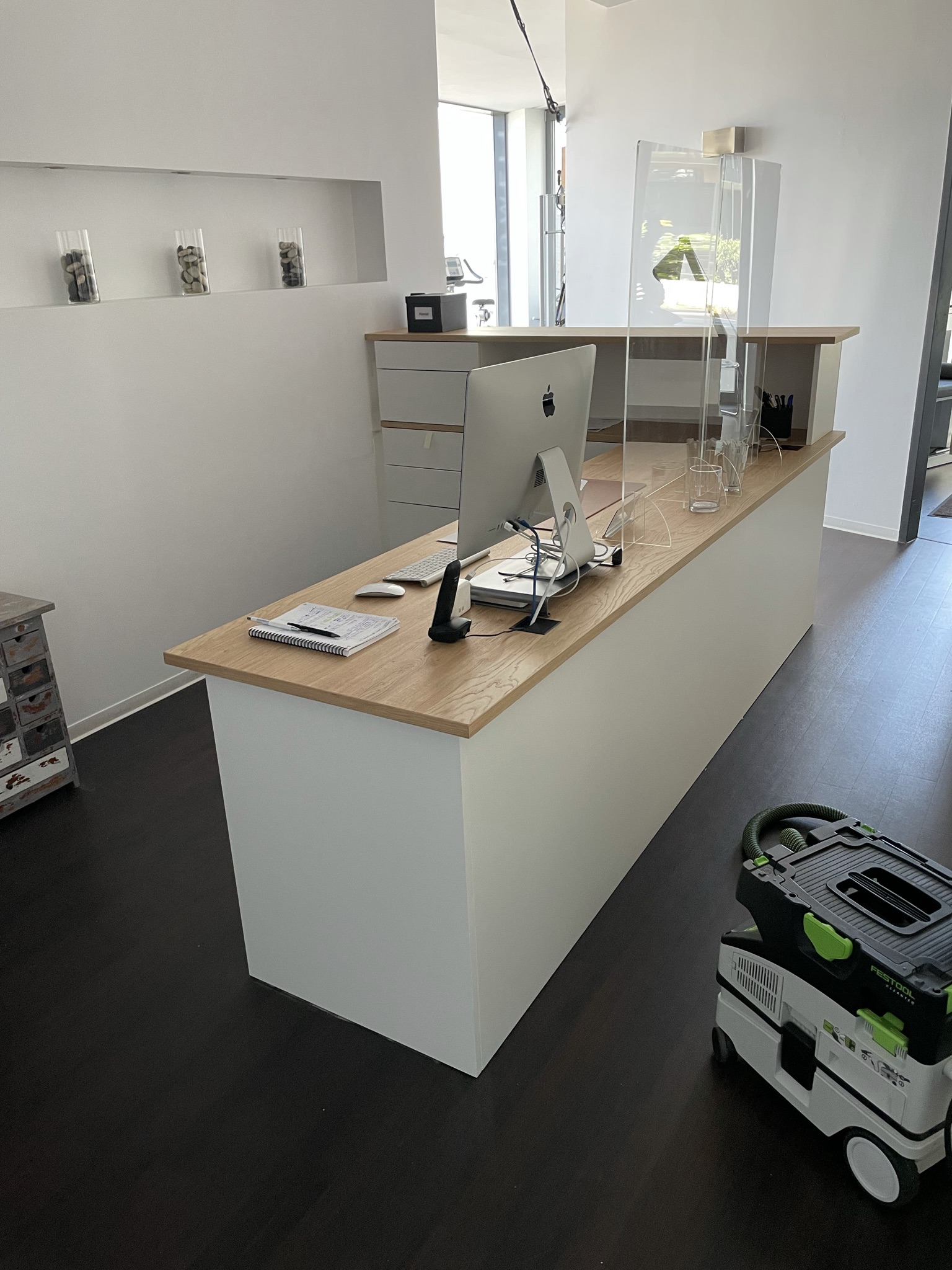 Individuell gefertigter Empfangsbereich mit Einbauten und Eiche-Arbeitsflächen von FRYRAUM